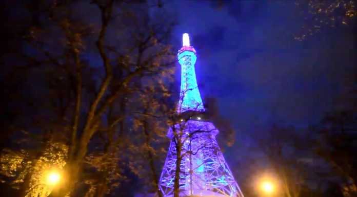 Petřínská rozhledna v barvách české trikolóry